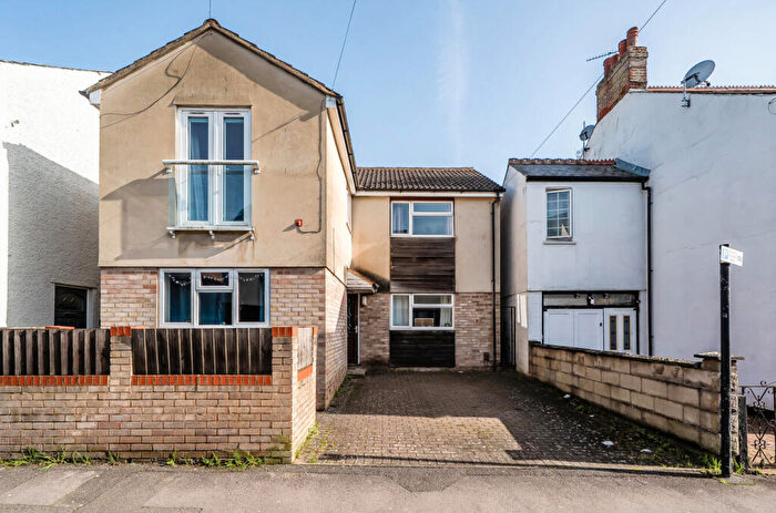 2 Bedroom Apartment For Sale In Lime Walk, Headington, Oxford, OX3