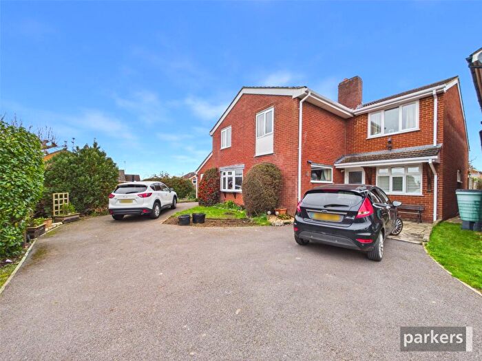 6 Bedroom Detached House For Sale In Mallard Close, Twyford, Reading, Berkshire, RG10