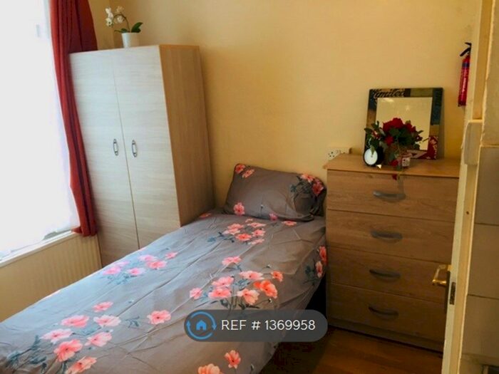 Studio To Rent In Park Ridings, London, N8