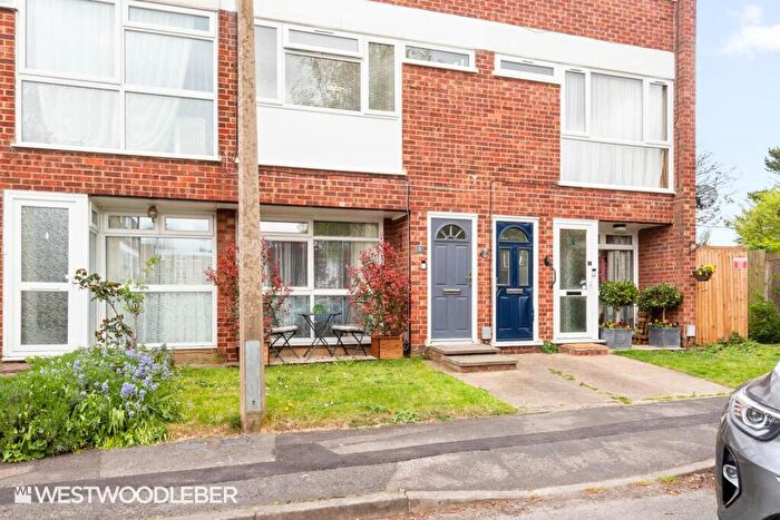 2 Bedroom Maisonette For Sale In Park View, Hoddesdon, EN11
