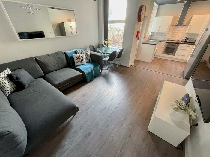 6 Bedroom Terraced House To Rent In Romer Road, L6