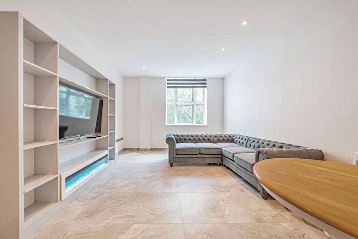 3 Bedroom Flat To Rent In Bromyard Avenue, Acton, London, W3