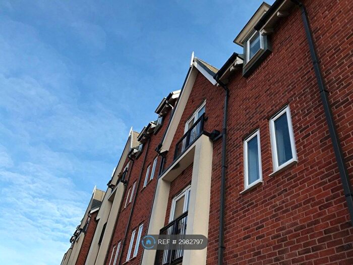 2 Bedroom Flat To Rent In Houseman Crescent, Manchester, M20
