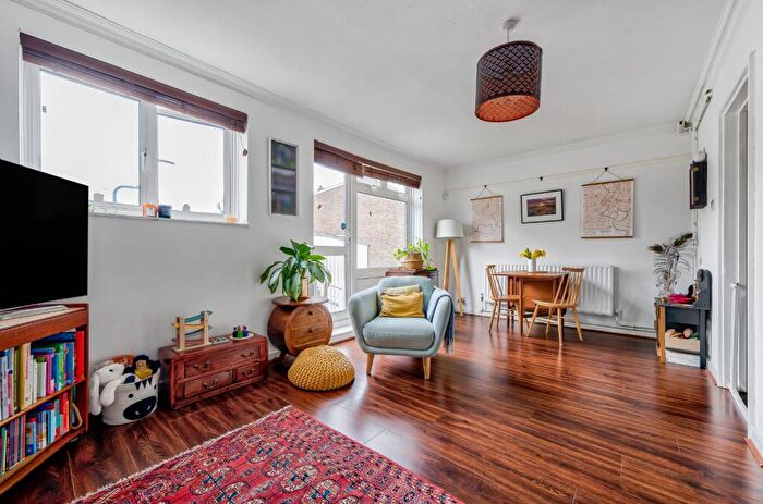 3 Bedroom Flat For Sale In Cavendish Road, Brondesbury, London, NW6