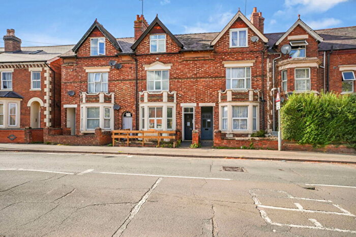 6 Bedroom Terraced House For Sale In Middleton Road, Banbury, Oxfordshire, OX16