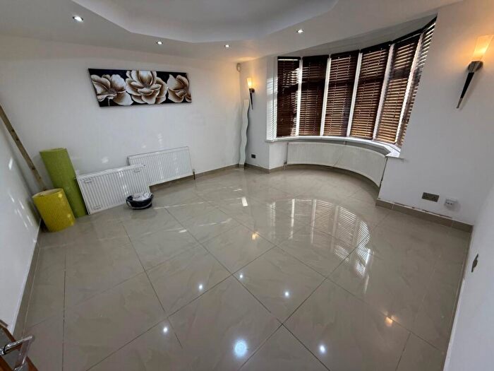 7 Bedroom House To Rent In Cairnfield Avenue, London, NW2