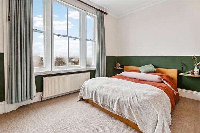 2 Bedroom Flat To Rent In Clapham Common North Side, London, SW4