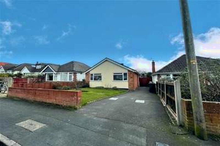 2 Bedroom Bungalow To Rent In Throop, BH9