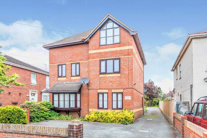 2 Bedroom Flat To Rent In Cherry Tree Lodge, Roberts Road, Southampton, Hampshire, SO15