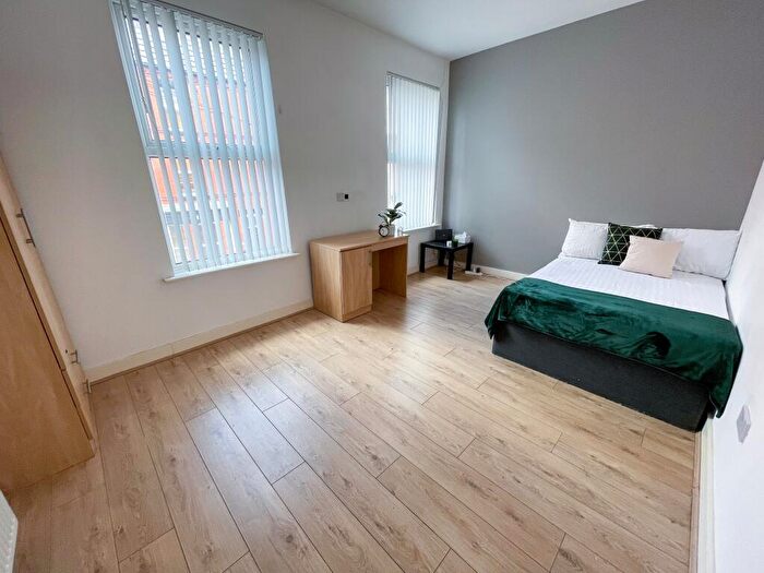 6 Bedroom House Of Multiple Occupation For Sale In Brookdale Road, L15