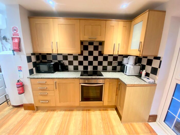 5 Bedroom Semi-Detached House To Rent In White Hart Lane, London, N22