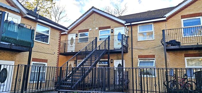 2 Bedroom Flat To Rent In Uplands Close, London, SE18