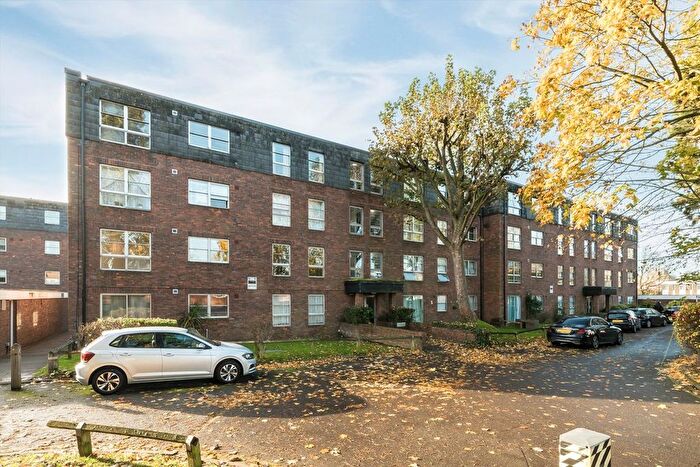 2 Bedroom Flat To Rent In Marlowe Gardens, London, SE9