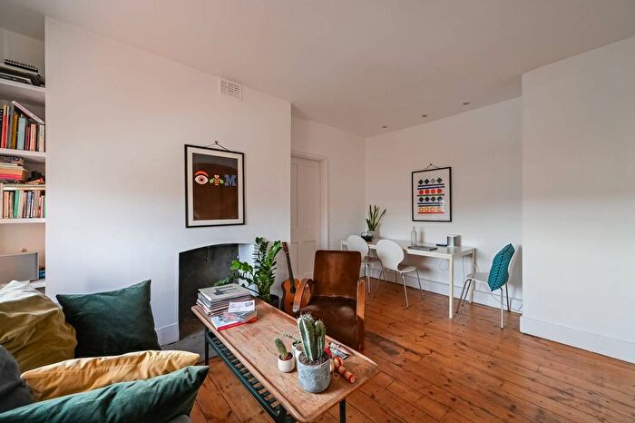 1 Bedroom Flat For Sale In Cressy Houses, Hannibal Road, Stepney, London, E1