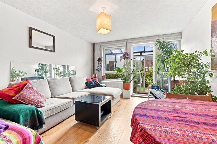 3 Bedroom Maisonette For Sale In Victorian Grove, London, N16