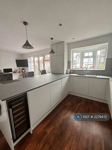 2 Bedroom Flat To Rent In Leigh Cliff Road, Leigh-On-Sea, SS9