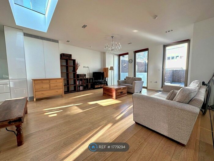 3 Bedroom Flat To Rent In Warwick Court, London, WC1R