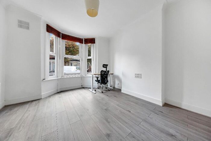 1 Bedroom Flat To Rent In Warwick Road, Stratford, E15