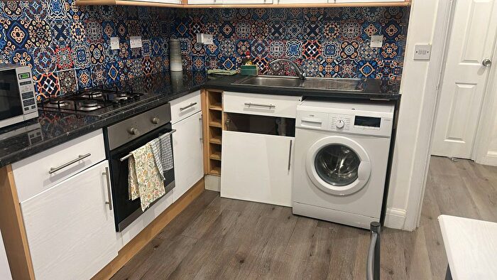 2 Bedroom Flat To Rent In Battersea Park Road, London, SW11