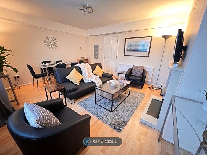 3 Bedroom Flat To Rent In Glazebrook Close, London, SE21