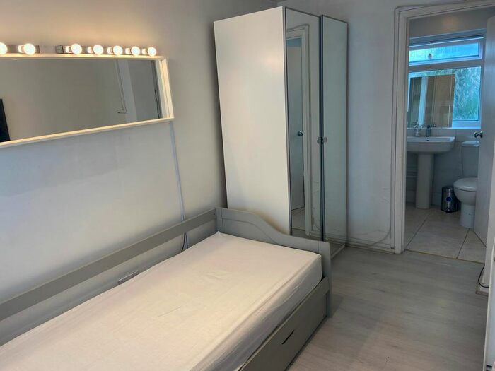 Studio To Rent In Very Near Langdale Gardens Area, Perivale, UB6