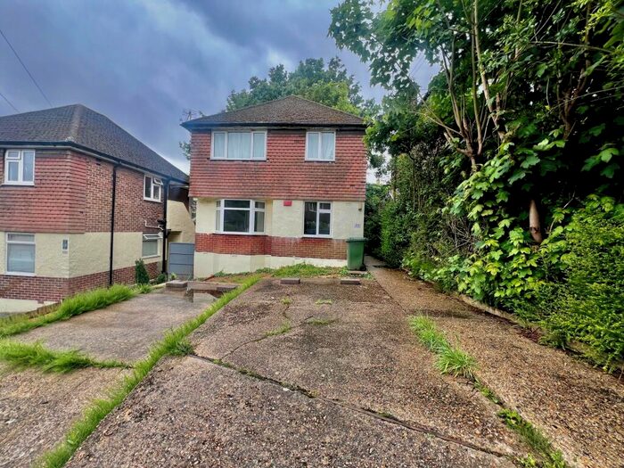 2 Bedroom Maisonette To Rent In Vale Drive, Southampton, SO18