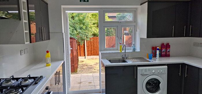 3 Bedroom Flat To Rent In Heriot Road, London, NW4