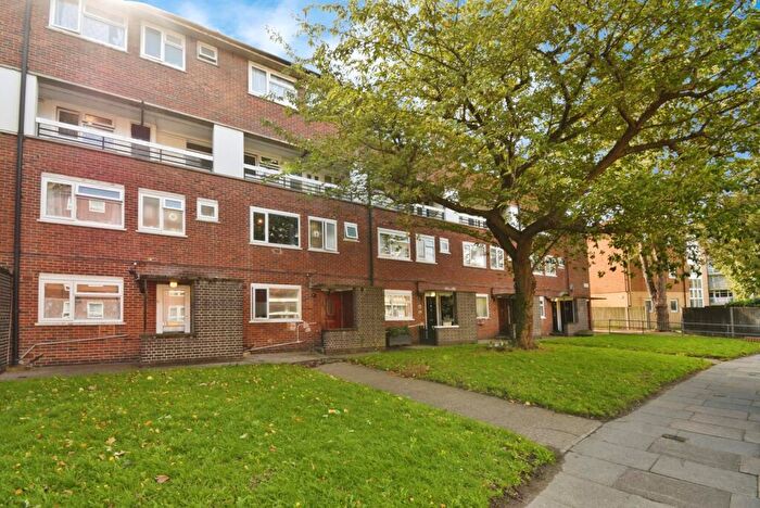 3 Bedroom Maisonette For Sale In Kingsman Street, London, London, SE18