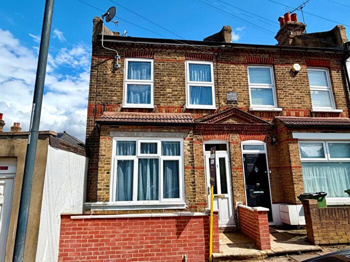 2 Bedroom End Of Terrace House For Sale In Kirk Lane, Plumstead Common, SE18