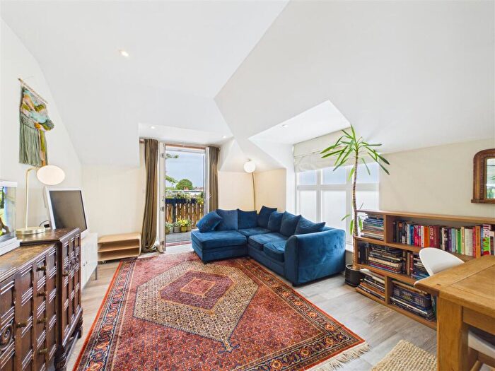 2 Bedroom Apartment For Sale In East Molesey, KT8