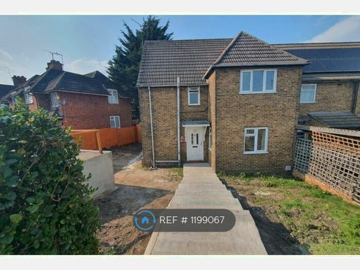 3 Bedroom End Of Terrace House To Rent In Summers Lane, London, N12