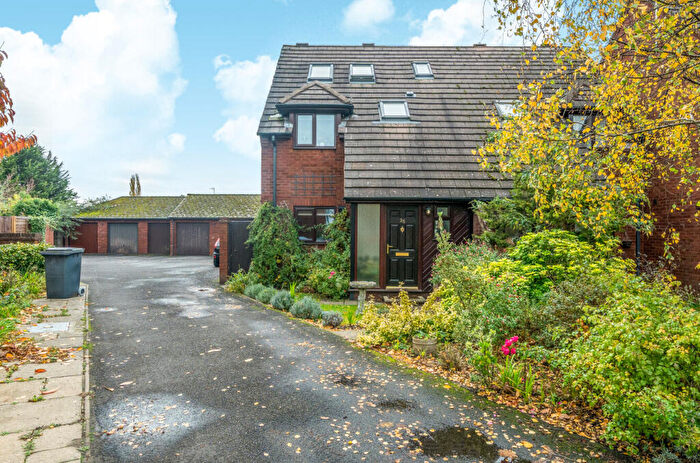 4 Bedroom End Of Terrace House For Sale In Grange Close, Godalming, Surrey, GU7
