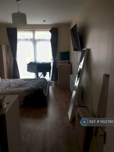 Studio To Rent In Grenoble Gardens, London, N13