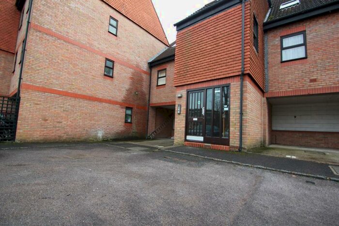 1 Bedroom Flat To Rent In Woking, Surrey, GU22