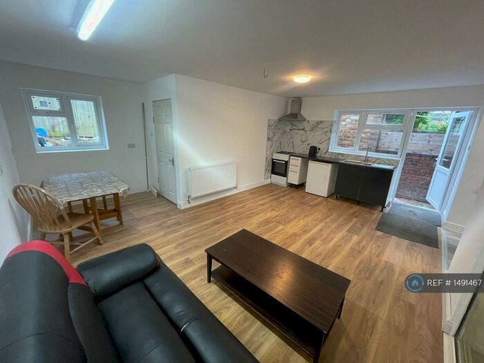 5 Bedroom Semi-Detached House To Rent In Wheatfield Road, Luton, LU4