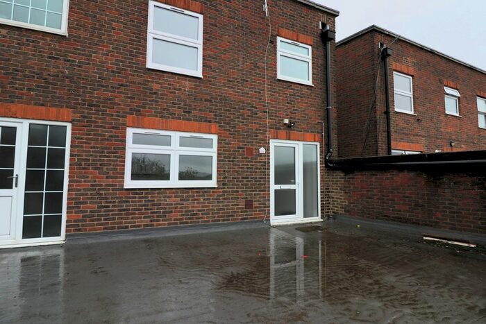 2 Bedroom Flat To Rent In King Street, Stanford-Le-Hope, SS17