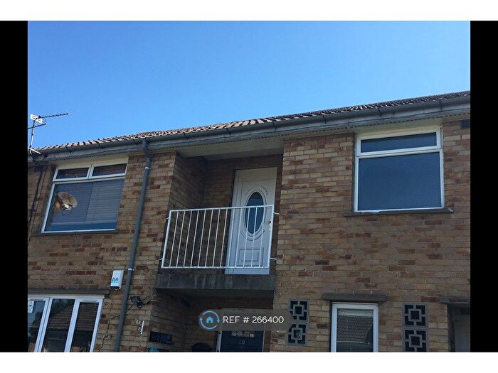 2 Bedroom Flat To Rent In Stubbing Way, Shipley, BD18