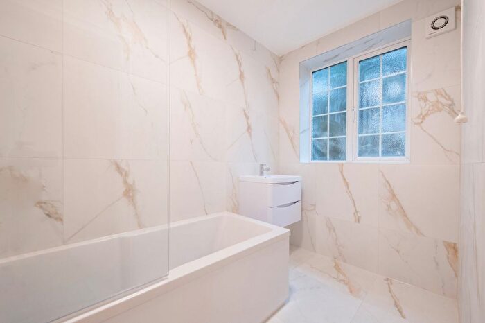 2 Bedroom Flat To Rent In Beresford Court, Park Road, TW1