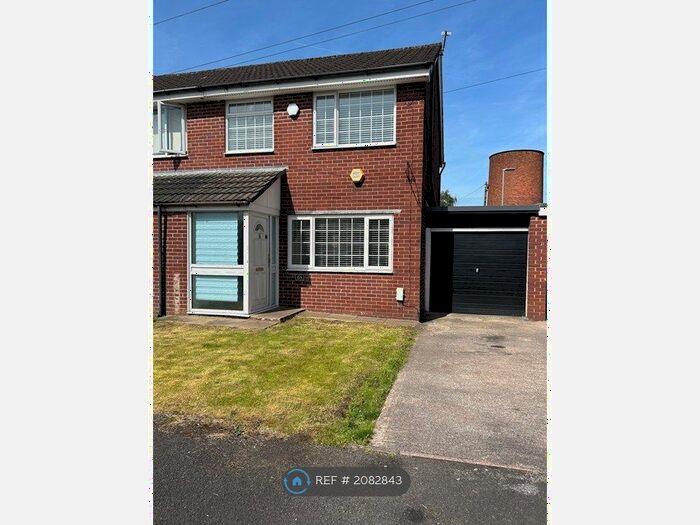 3 Bedroom Semi-Detached House To Rent In Grampian Close, Chadderton, Oldham, OL9