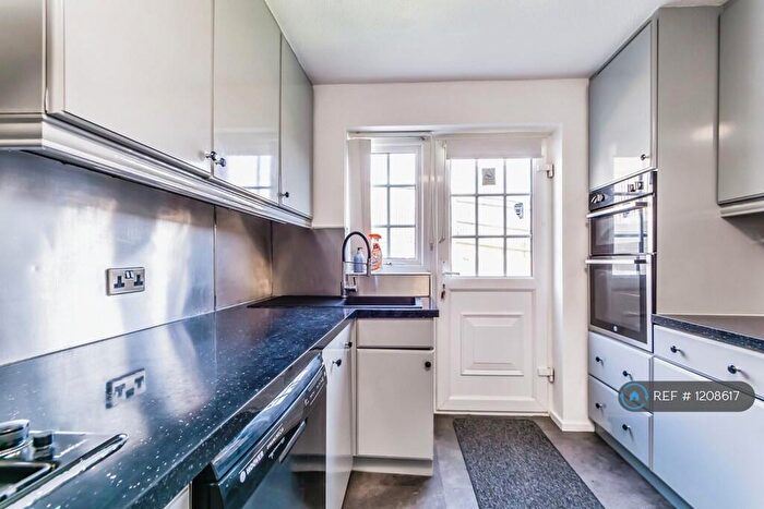 4 Bedroom Detached House To Rent In Peacock Gardens, South Croydon, CR2