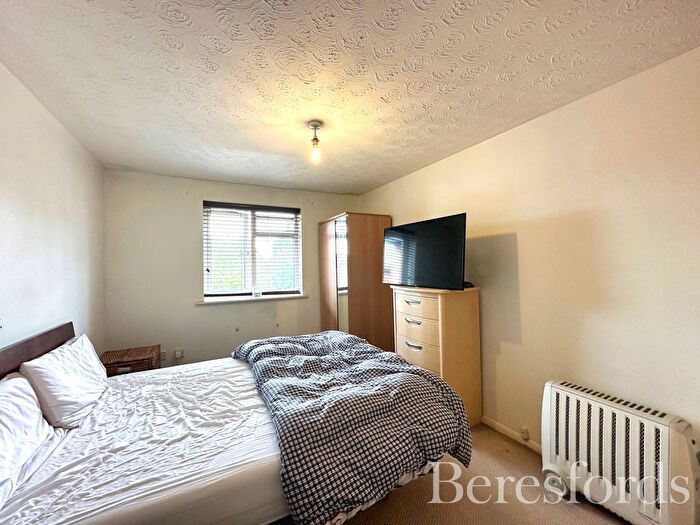 1 Bedroom Flat For Sale In Latimer Drive, Hornchurch, RM12