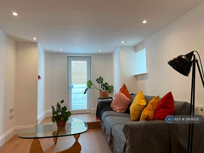 2 Bedroom Flat To Rent In Chorlton, Manchester, M21