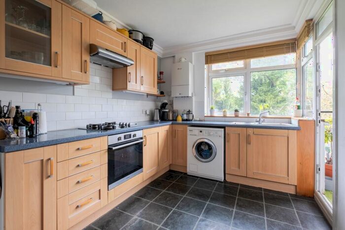 2 Bedroom Apartment To Rent In Scrutton Close London, SW12