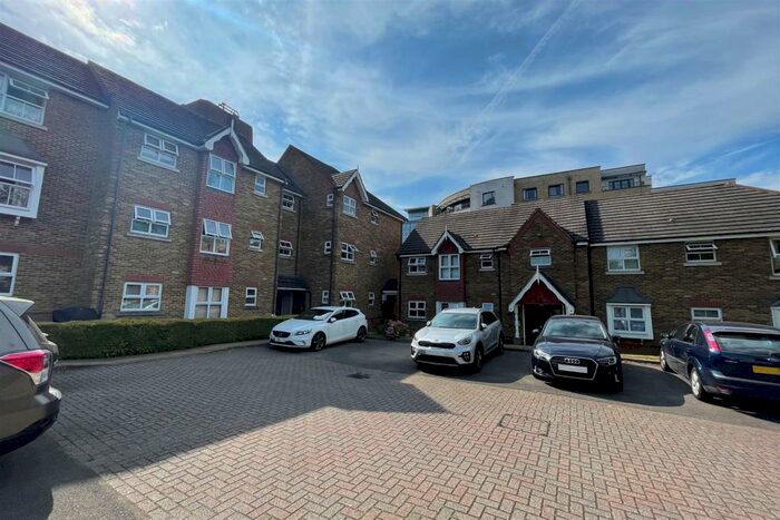 2 Bedroom Flat To Rent In Woking Town Centre, GU21