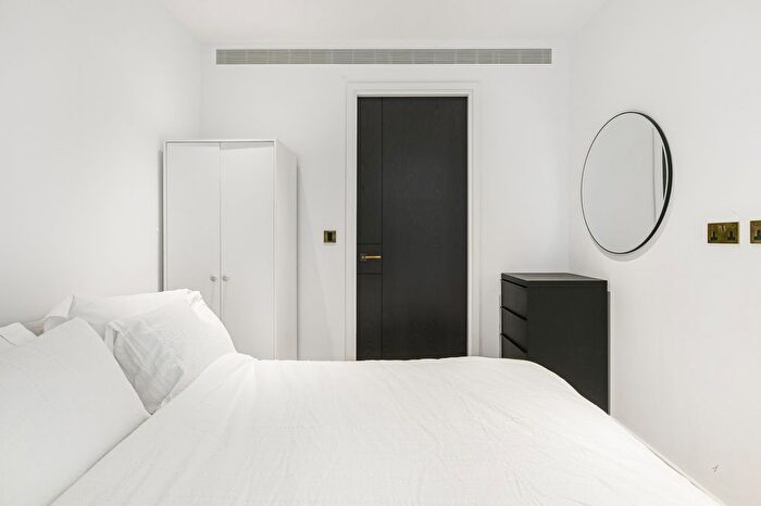 2 Bedroom Flat To Rent In Carnation Way, London, Surrey, SW8