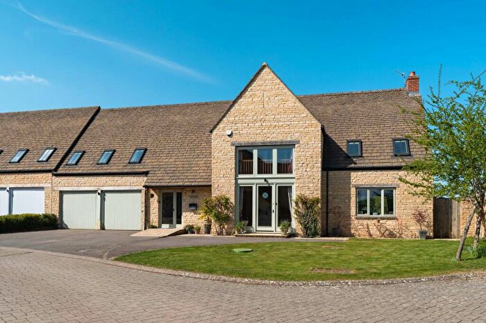 4 Bedroom Semi-Detached House For Sale In Ingleby Paddocks, Enslow, OX5