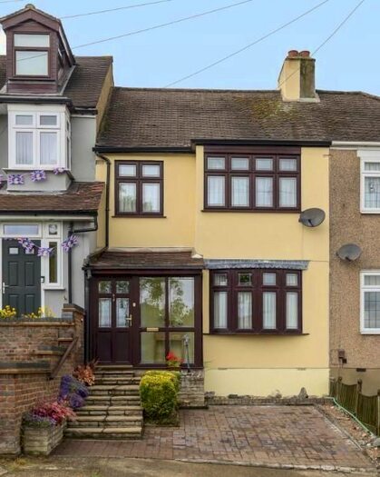 3 Bedroom Terraced House To Rent In Mashiters Hill, Romford, RM1