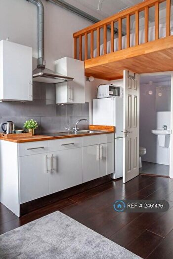 Studio To Rent In Edgware Road, London, NW2