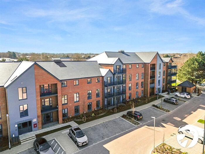 2 Bedroom Flat To Rent In Batesford Close, Kings Hill, West Malling, Kent, ME19