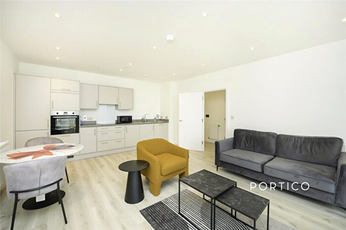 1 Bedroom Flat To Rent In Holcombe Mansions, Mulberry Circus, IG11